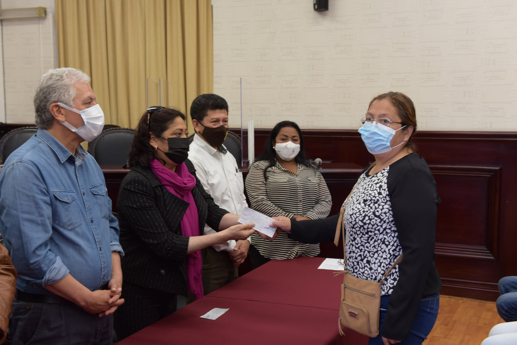 Alcalde de Xalapa entregó cheques a familias afectadas por Grace