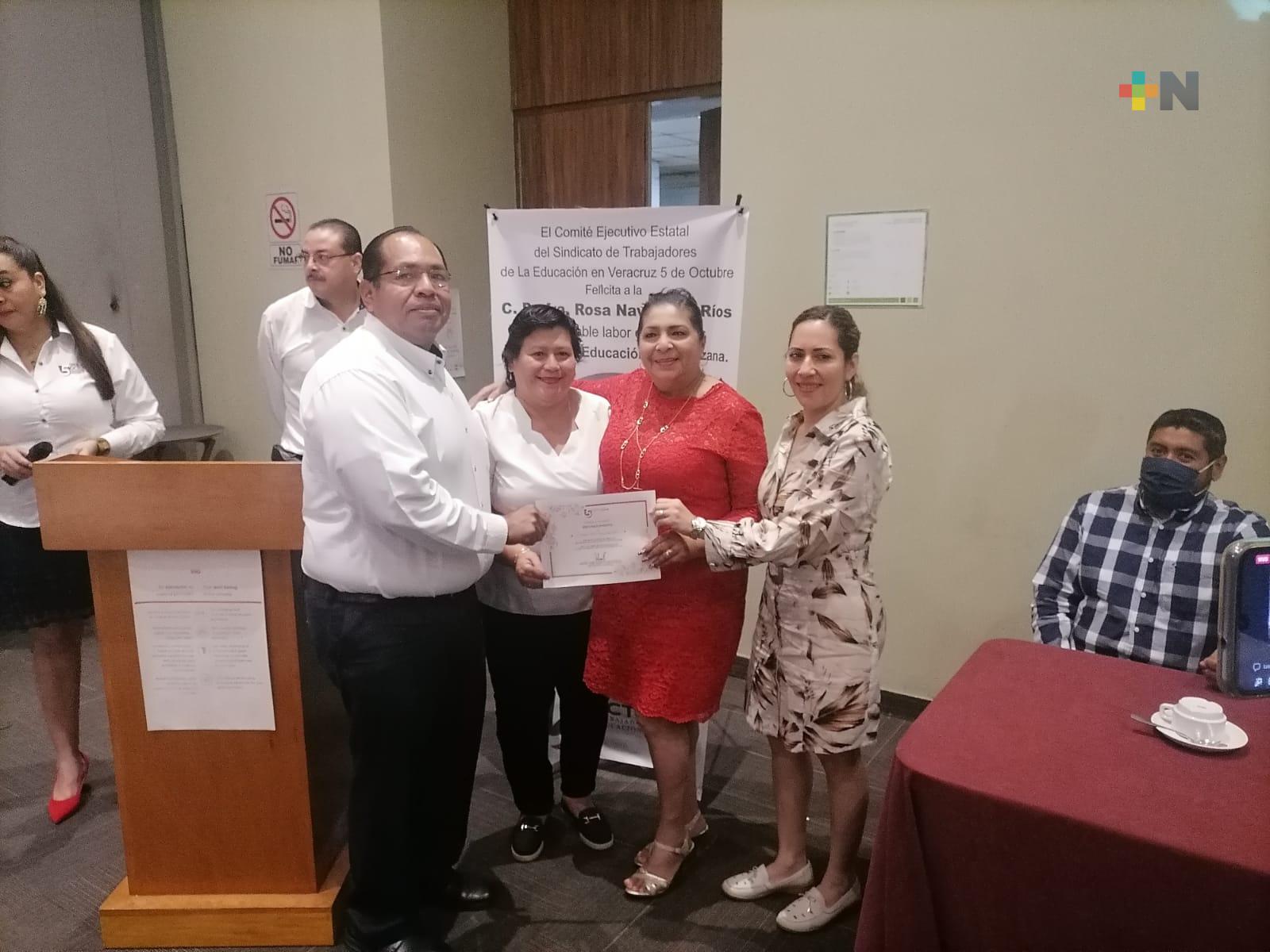 Reconocen a la profesora Rosa Navarrete por 40 años al servicio de la educación de Coatza