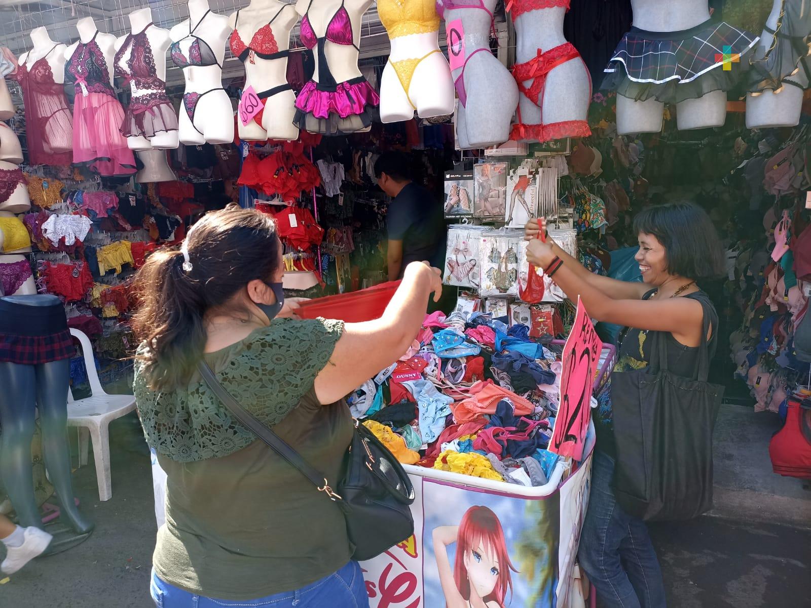 Ropa interior roja para atraer el amor y amarilla para dinero