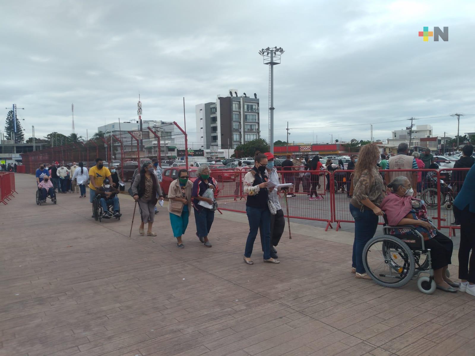 Importante afluencia para recibir vacuna de refuerzo en Boca del Río