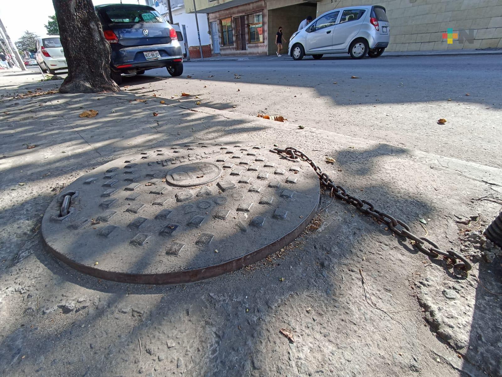 Con cadenas, vecinos fijan tapas de CFE en la ciudad de Veracruz