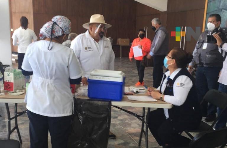 Ramos Alor constató atención brindada en centro de vacunación en Xalapa