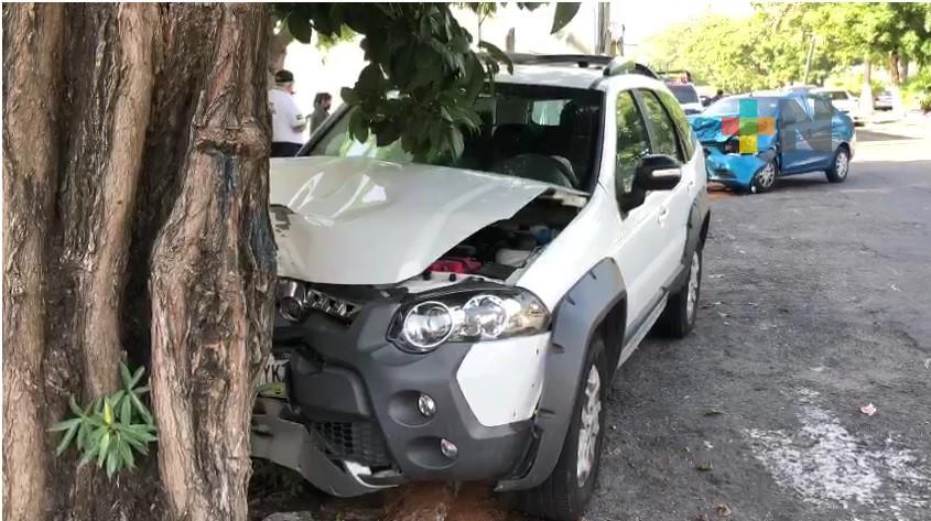 Vehículo se incrustó a un árbol tras chocar con otro en fraccionamiento Reforma de Veracruz