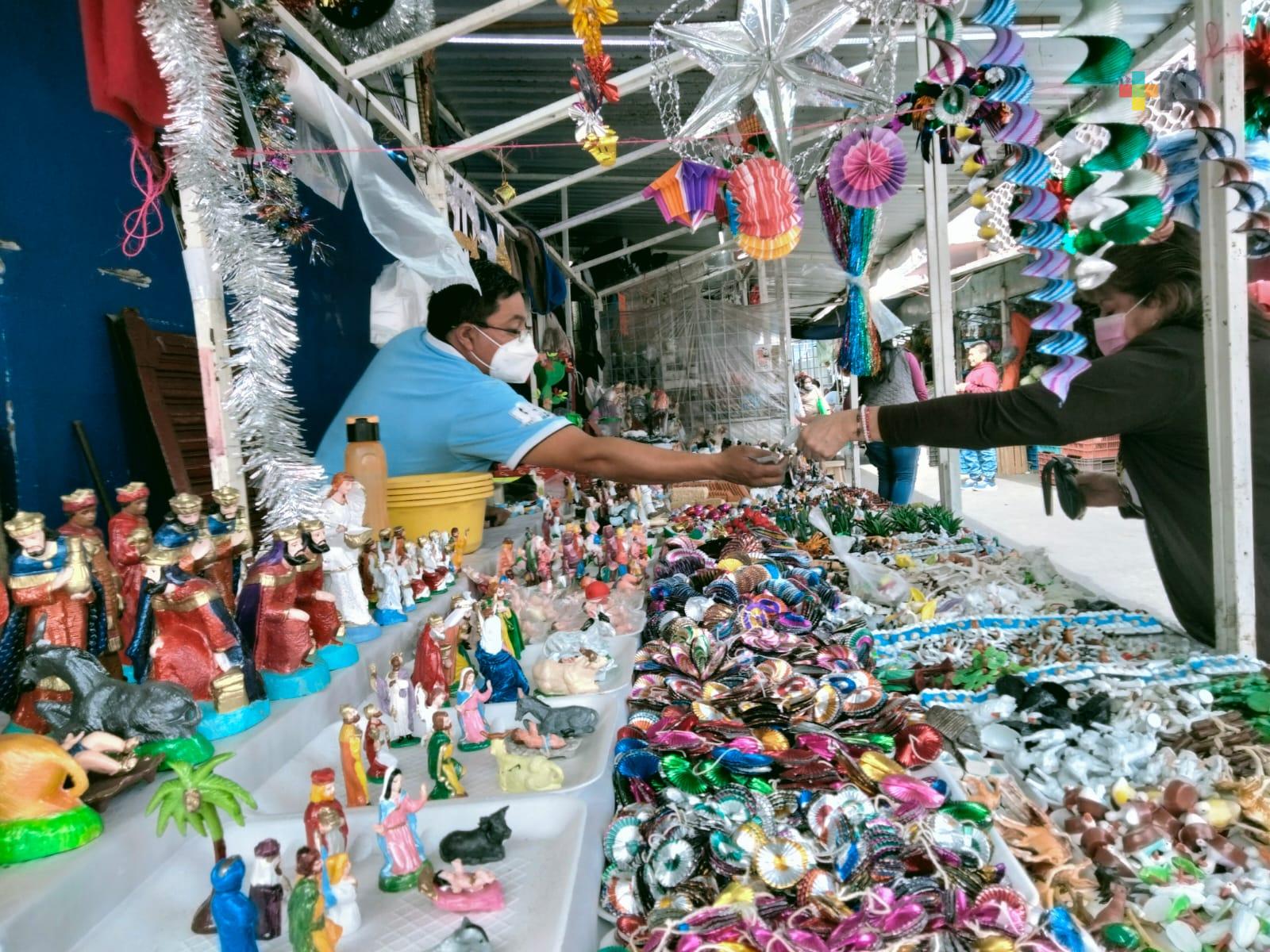 En Xalapa ya se registra aumento en ventas de productos navideños