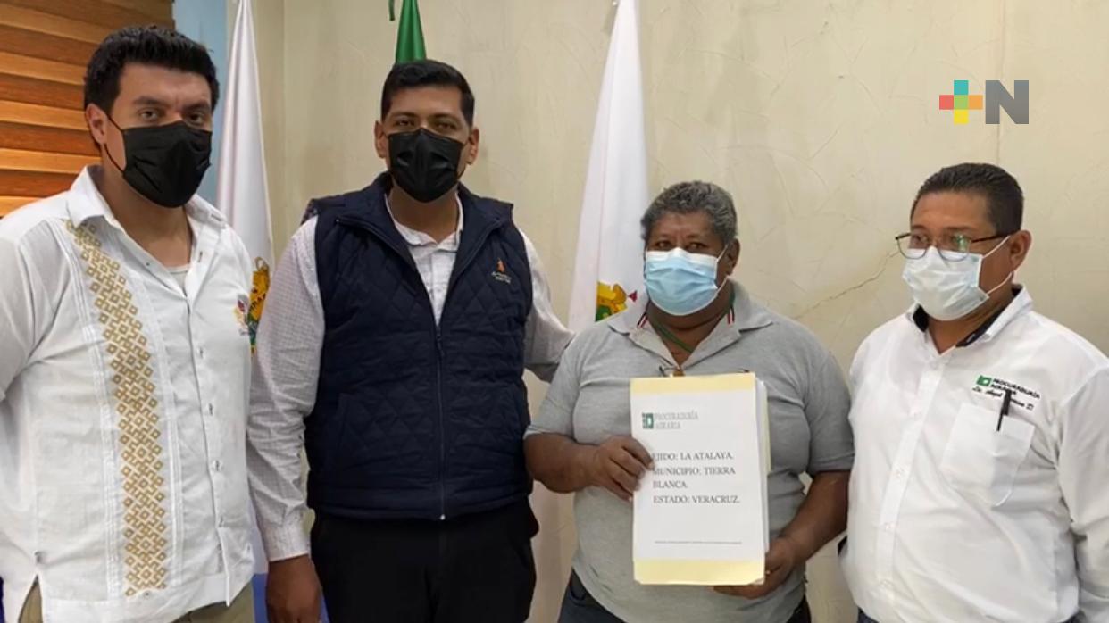 Entregan títulos de propiedad a ejidatarios del municipio de Tierra Blanca