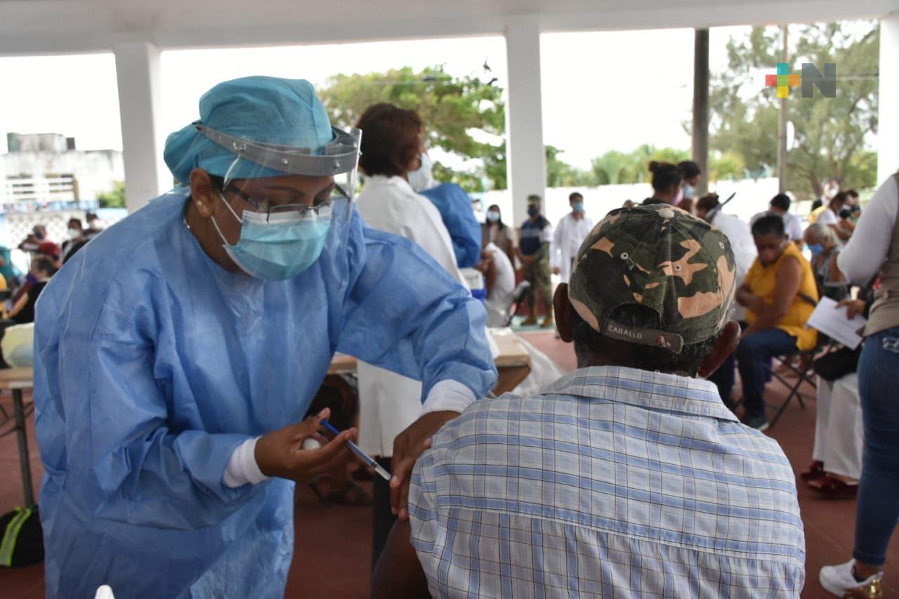 Aplican vacuna antiCovid a personas de 40 a 59 años en municipio de Rafael Lucio