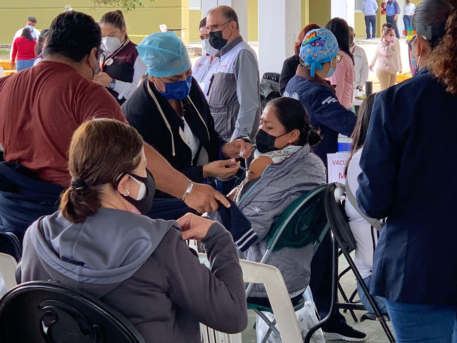 Arranca vacunación de refuerzo para maestros del sur de Veracruz