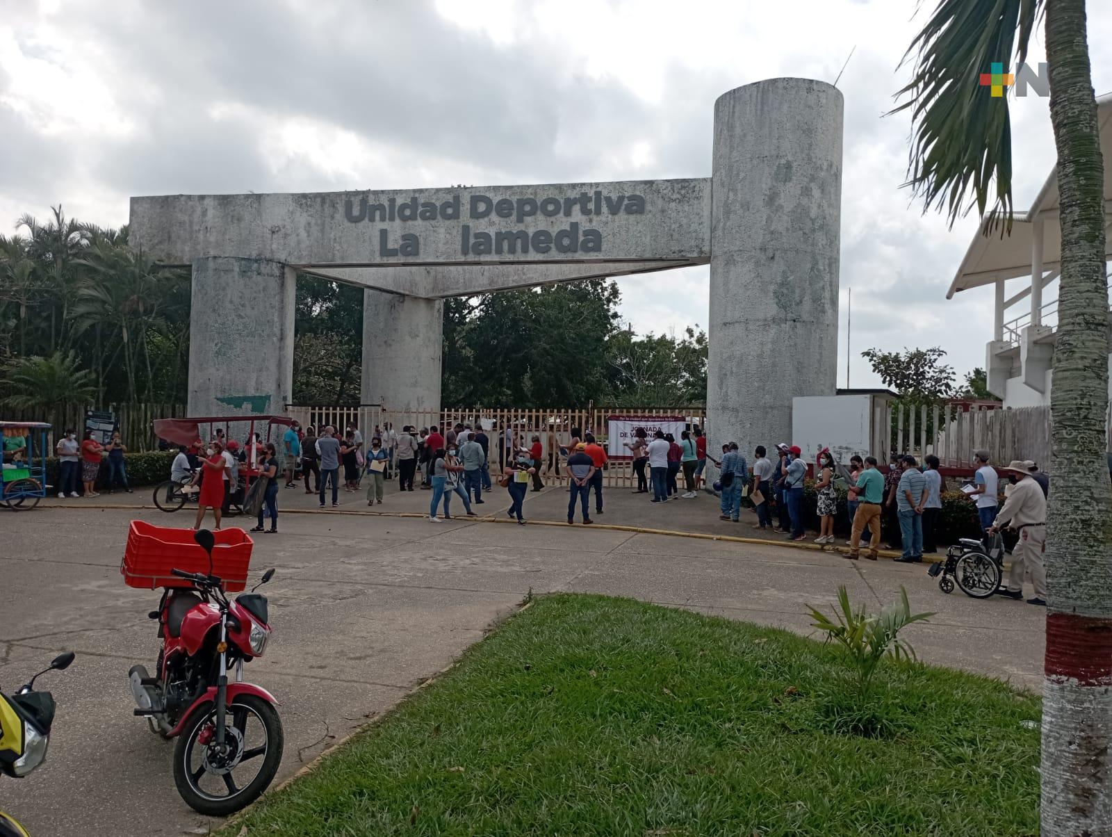 Abarrotan sedes para aplicar vacuna de refuerzo en Coatzacoalcos