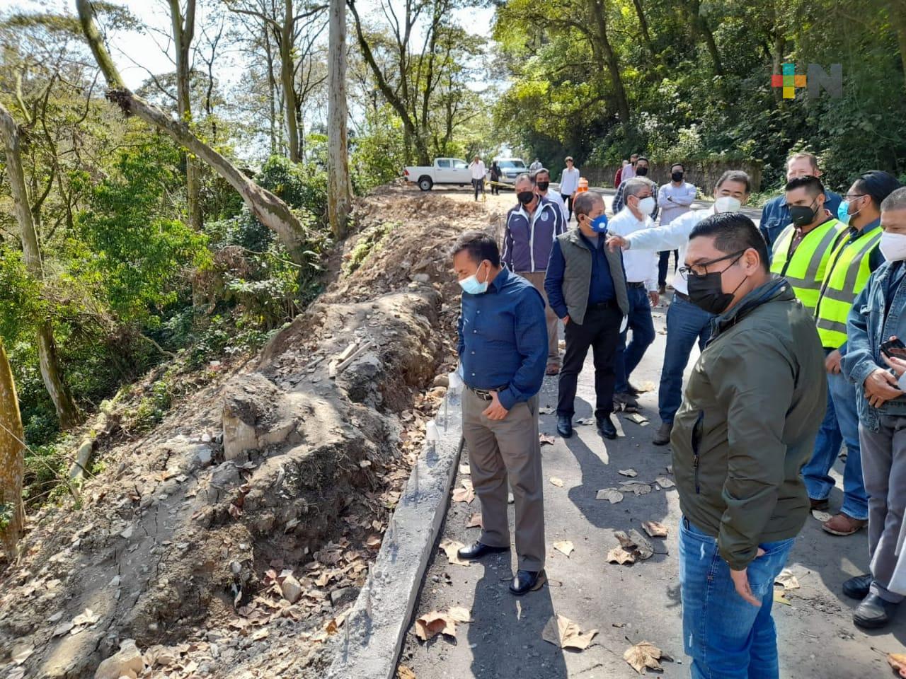 Autoridades supervisan colocación de trabes principales en puente de Chocamán