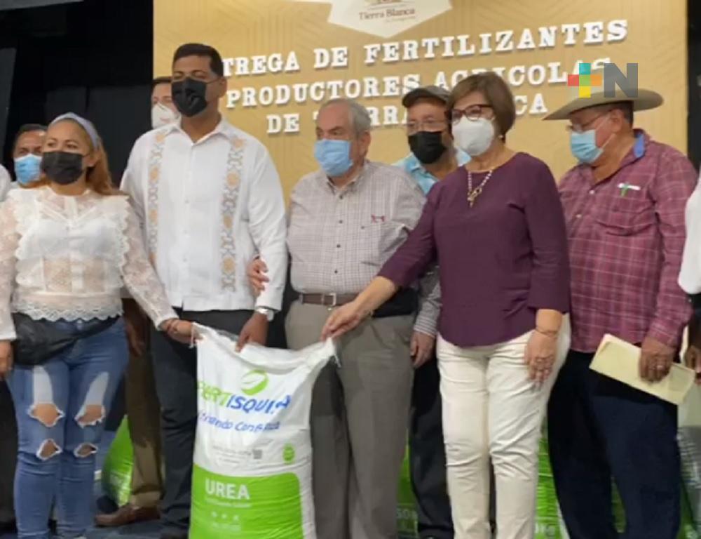 Apoyan con fertilizantes a agricultores de Tierra Blanca