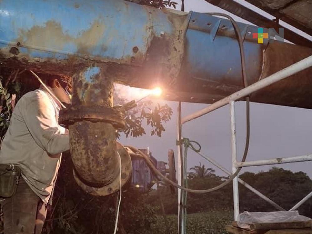 CMAS Coatzacoalcos repara fuga de agua restablece servicio a colonias