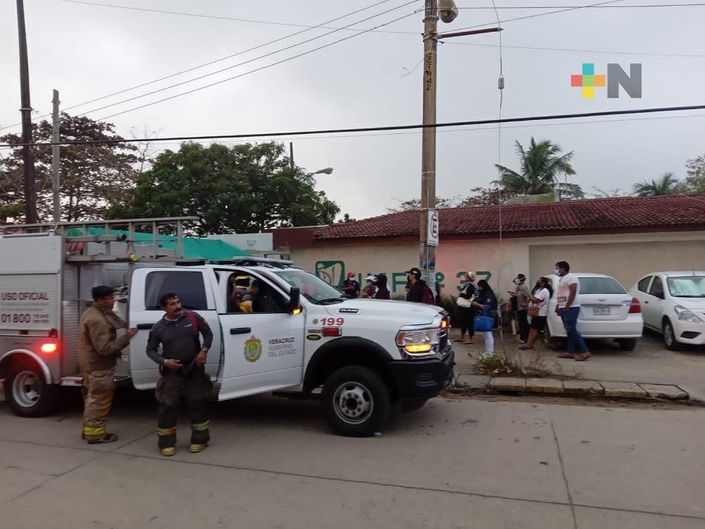 Corto circuito provoca incendio en Unidad de Medicina Familiar de Coatzacoalcos