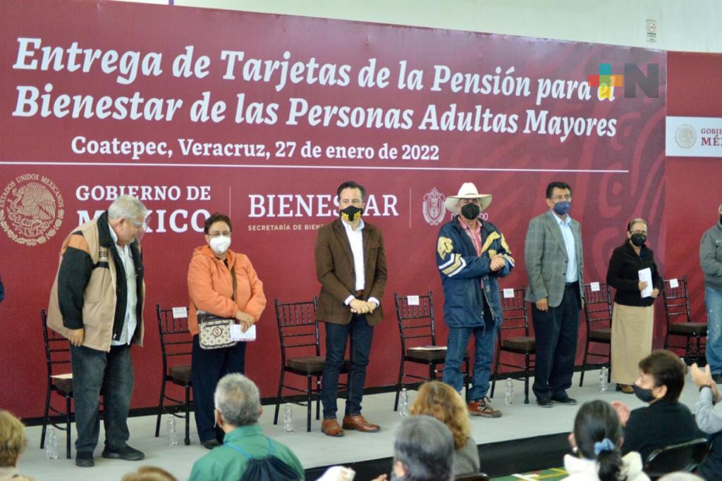Encabeza Cuitláhuac García entrega de tarjetas del Bienestar para adultos mayores  en Coatepec