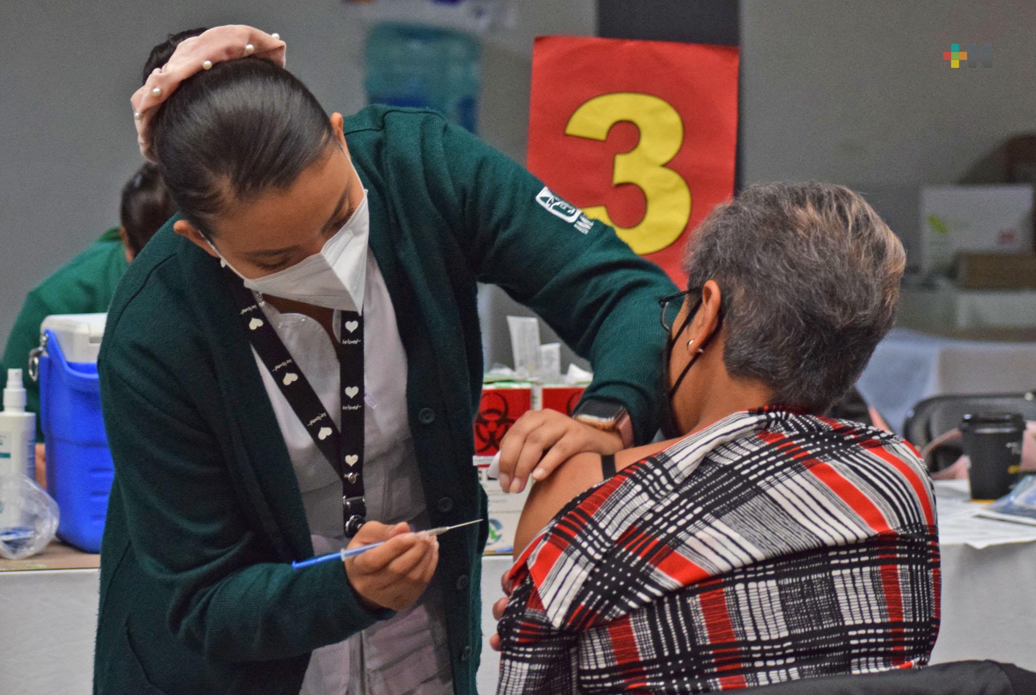 Más de un millón de trabajadores de la educación han recibido refuerzo anticovid