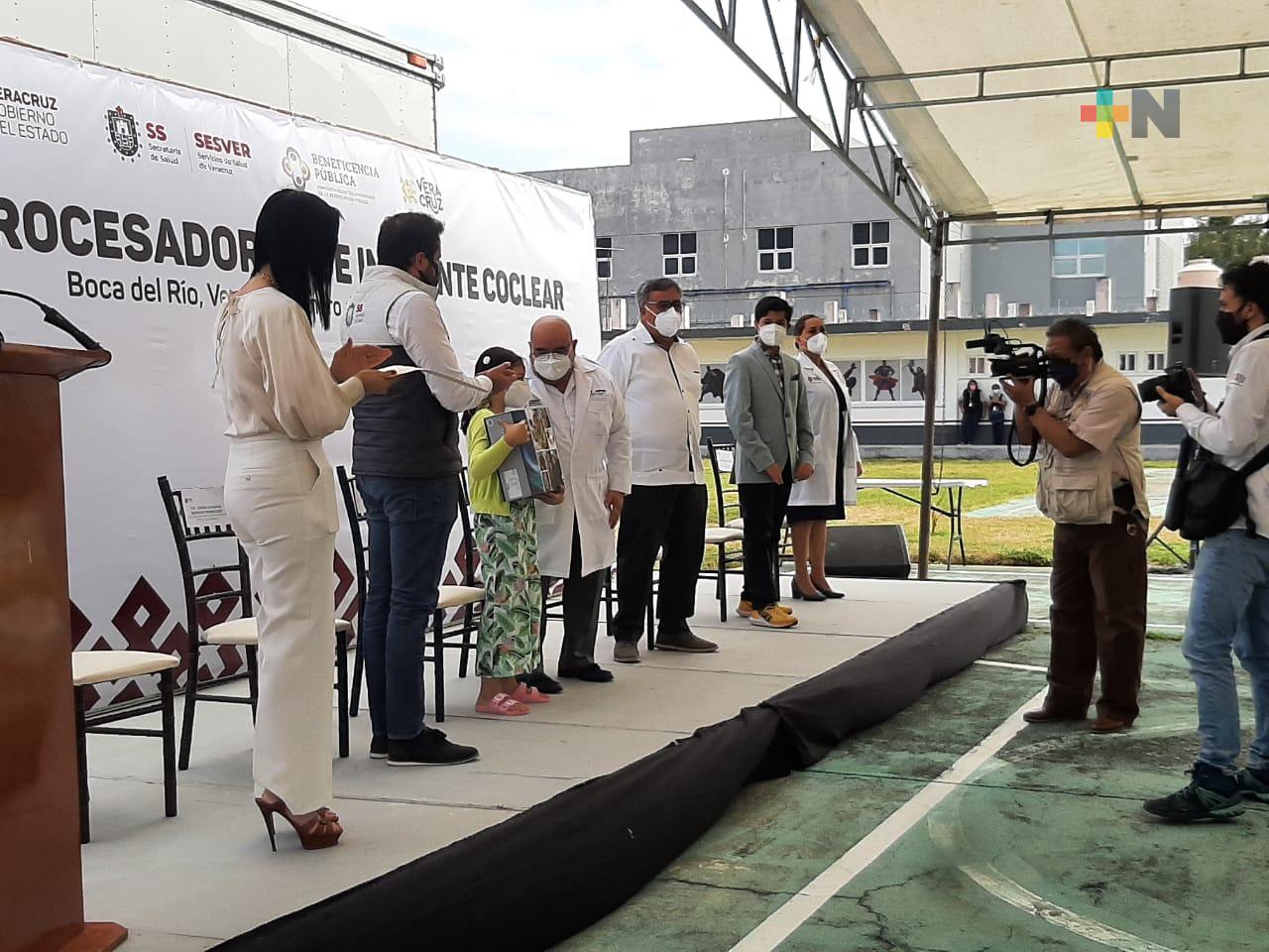 Entregan implantes cocleares a menores veracruzanos