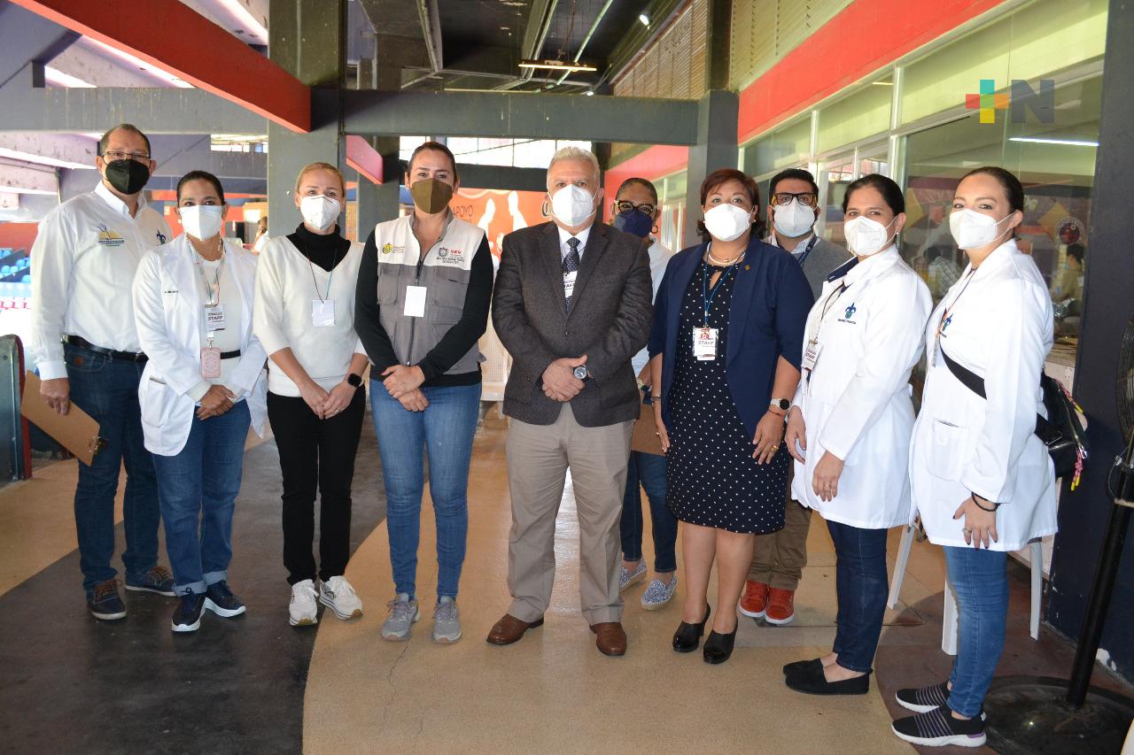 Estudiantes de la UV colaboran en vacunación de personal docente en Boca del Río