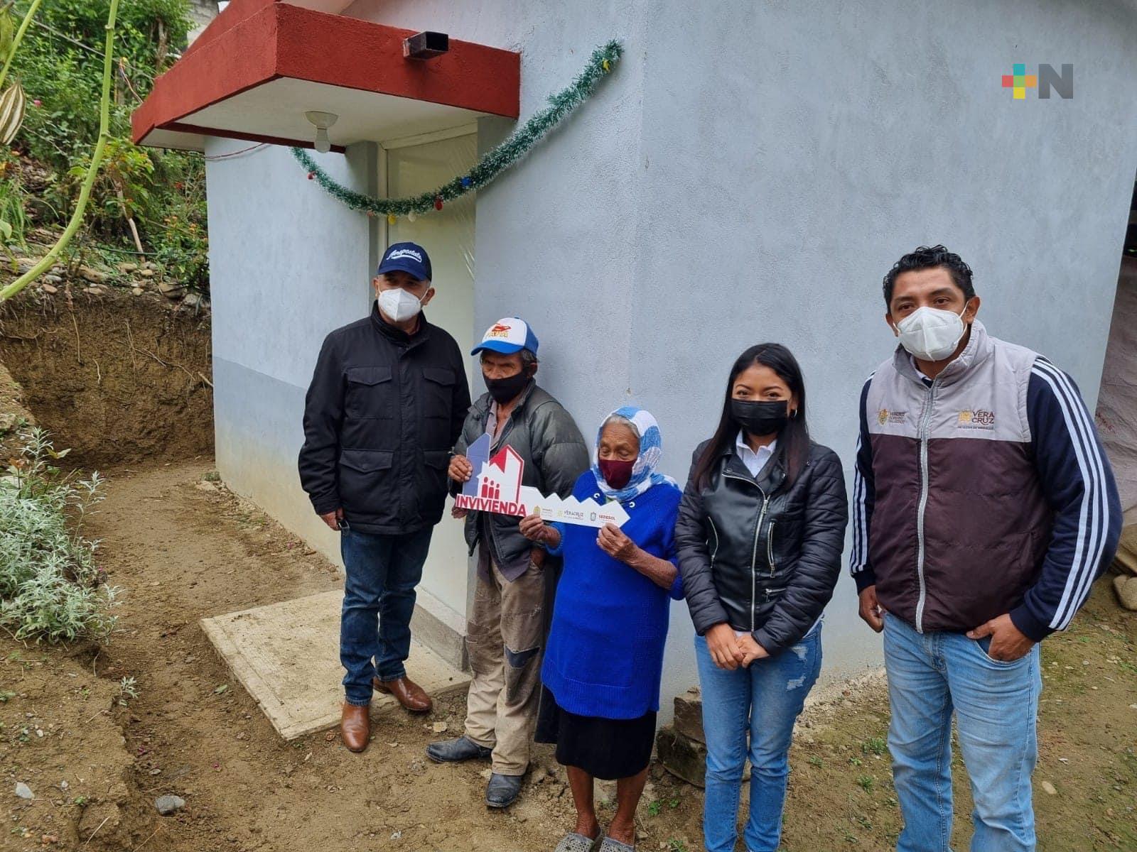 Atestigua Elizabeth Cervantes entrega de cuartos dormitorios en Ixhuatlán de Madero