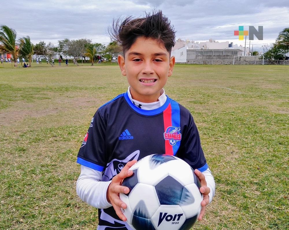 Alán Santiago Velásquez, un charal al que le gusta el «jogo bonito»