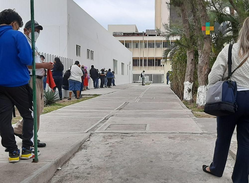 Se mantiene afluencia de personas en IMSS de Veracruz para solicitar pruebas de Covid