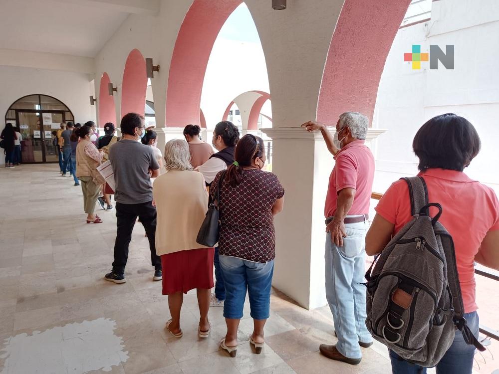 Largas filas para aprovechar descuento en pago de predial en Coatza