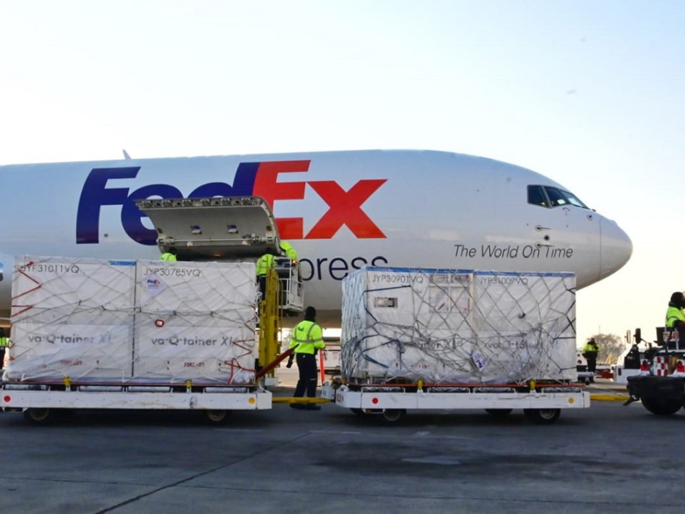 Llegaron a México 2.7 millones de vacunas Moderna contra Covid-19 para personal educativo