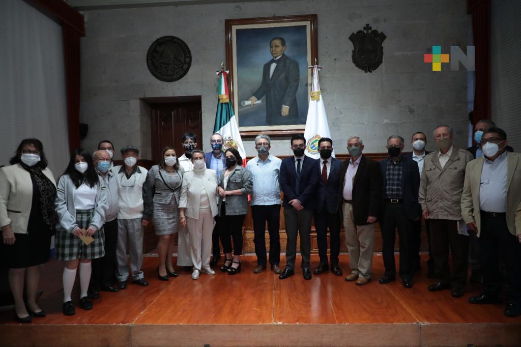 Gobernador premia a estudiantes ganadores del primer concurso de ensayo «Heberto Castillo»