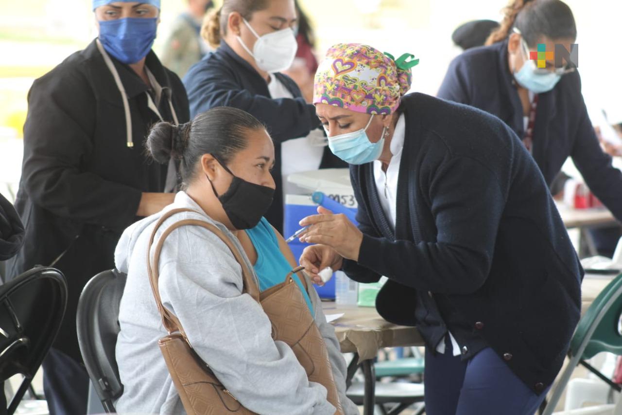 Se aplicaron 130 mil dosis de refuerzo contra Covid-19 al personal educativo: SEV