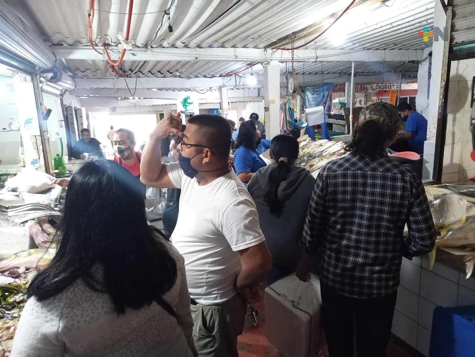 En Coatzacoalcos, comerciantes de mariscos reportan bajas ventas