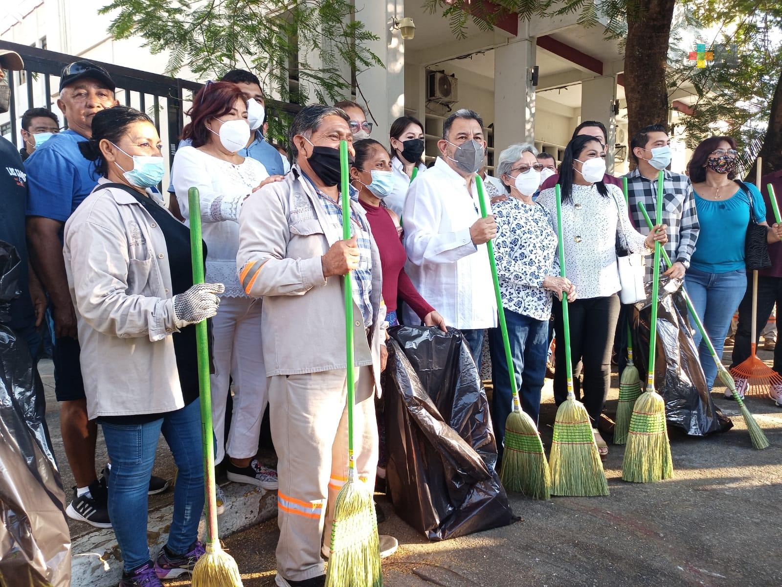Encabeza alcalde de Coatzacoalcos tradicional barrido de calles