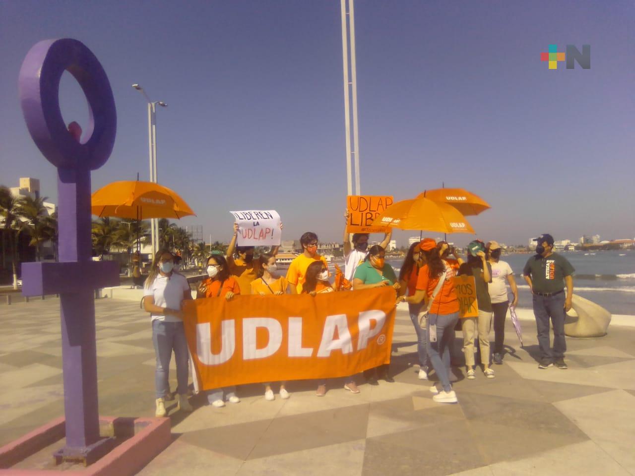 Protestan alumnos veracruzanos afectados por suspensión de actividades en UDLAP