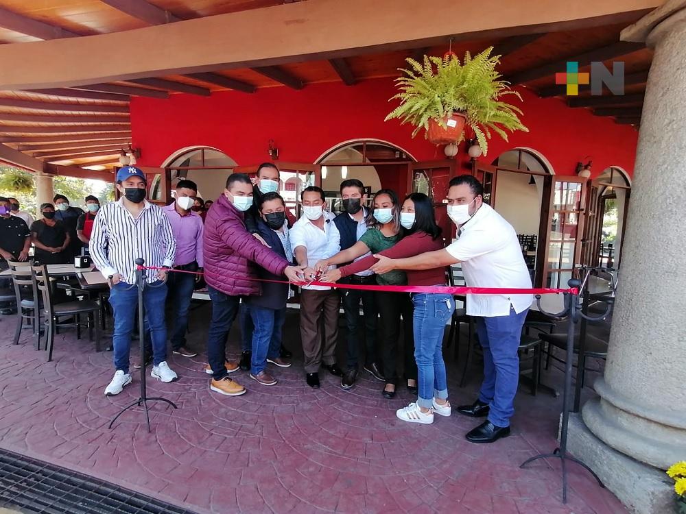 Reaperturan kiosco restaurante en el centro de Fortín