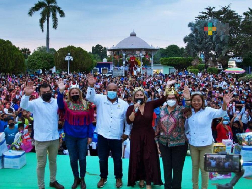 Secretario Eric Cisneros hizo entrega de juguetes a niños de Tres Valles