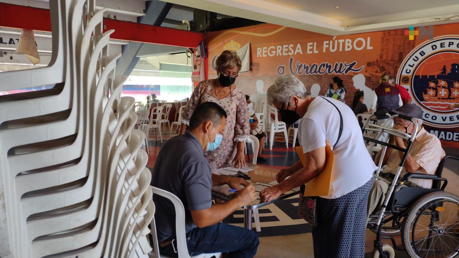 Inicia vacunación de refuerzo antiCovid para personas de 40 a 59 años en puerto de Veracruz