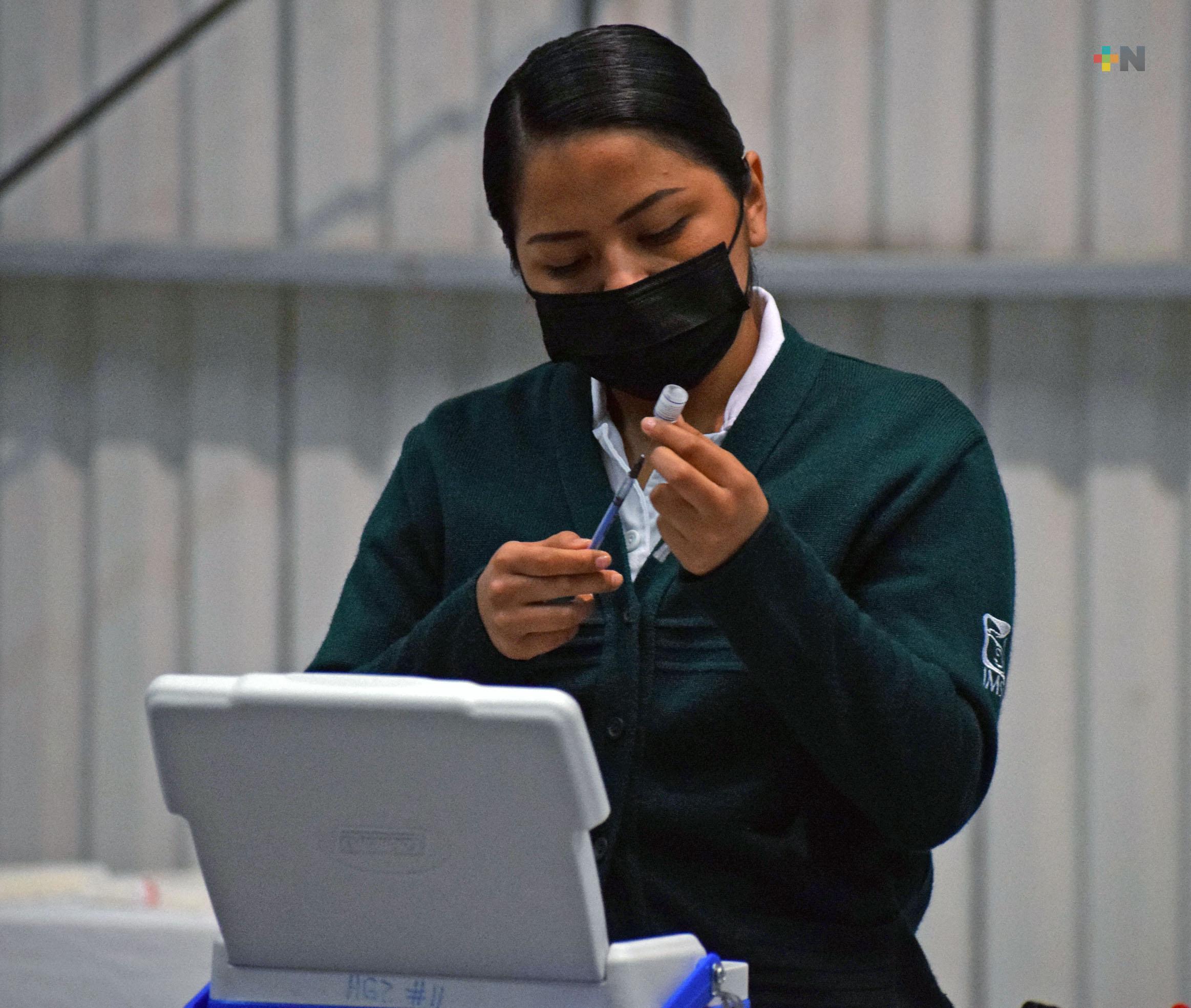 IMSS Veracruz Norte aplica vacuna antiCovid a población de 12 a 17 años