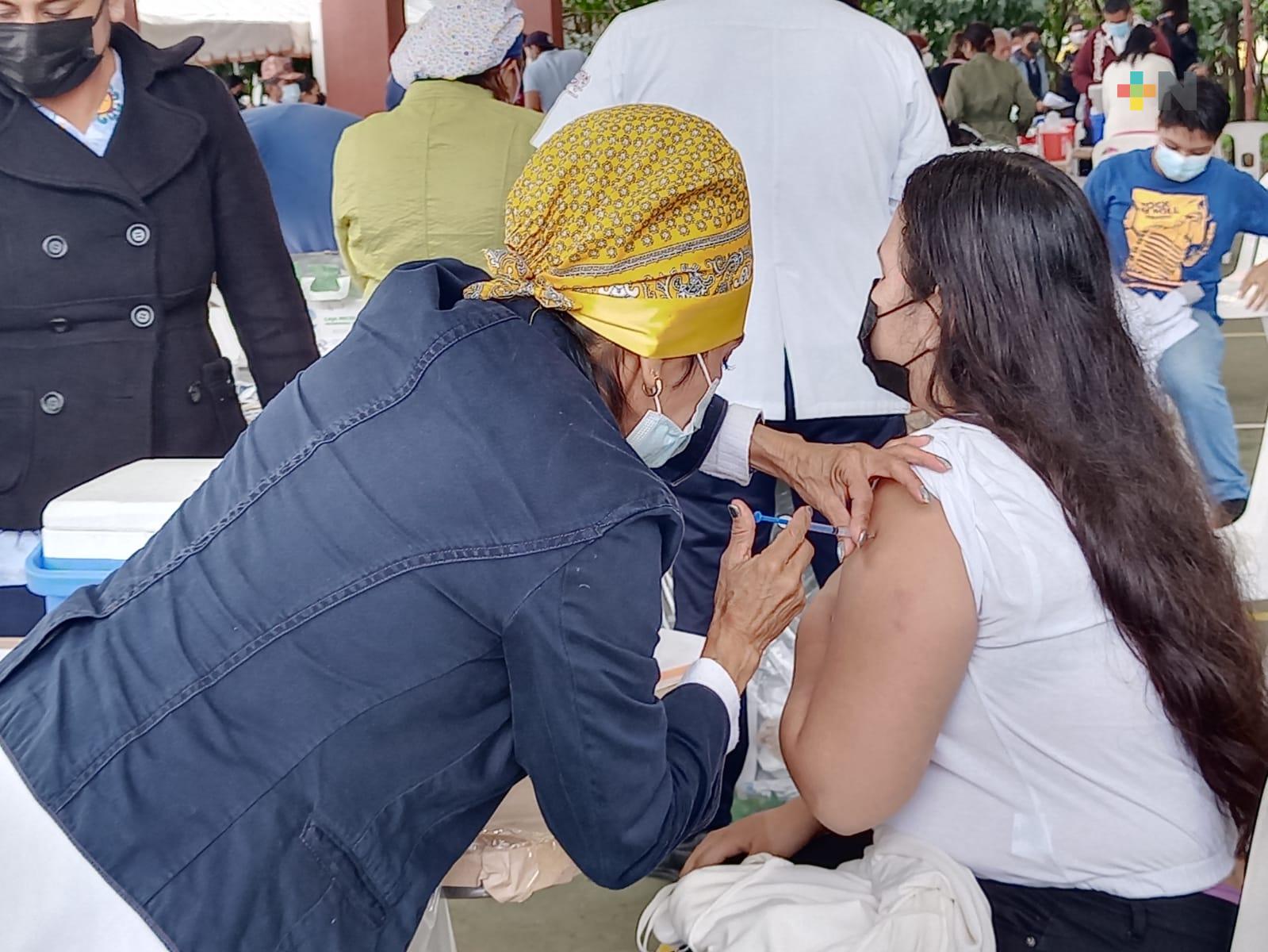 En Coatzacoalcos, padres de familia reconocen ayuda de vacunación