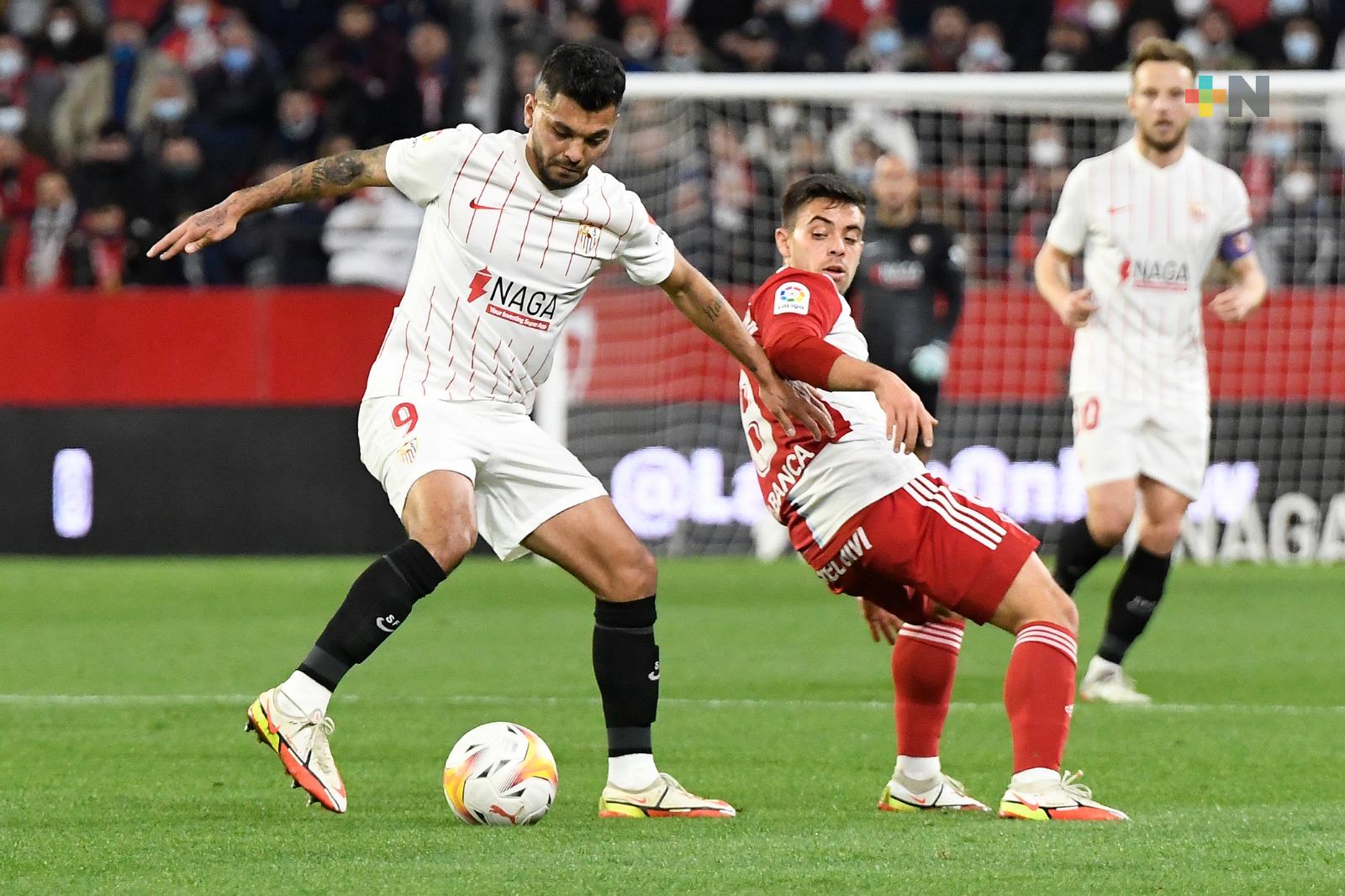 «Tecatito» Corona brilla en su debut con el Sevilla