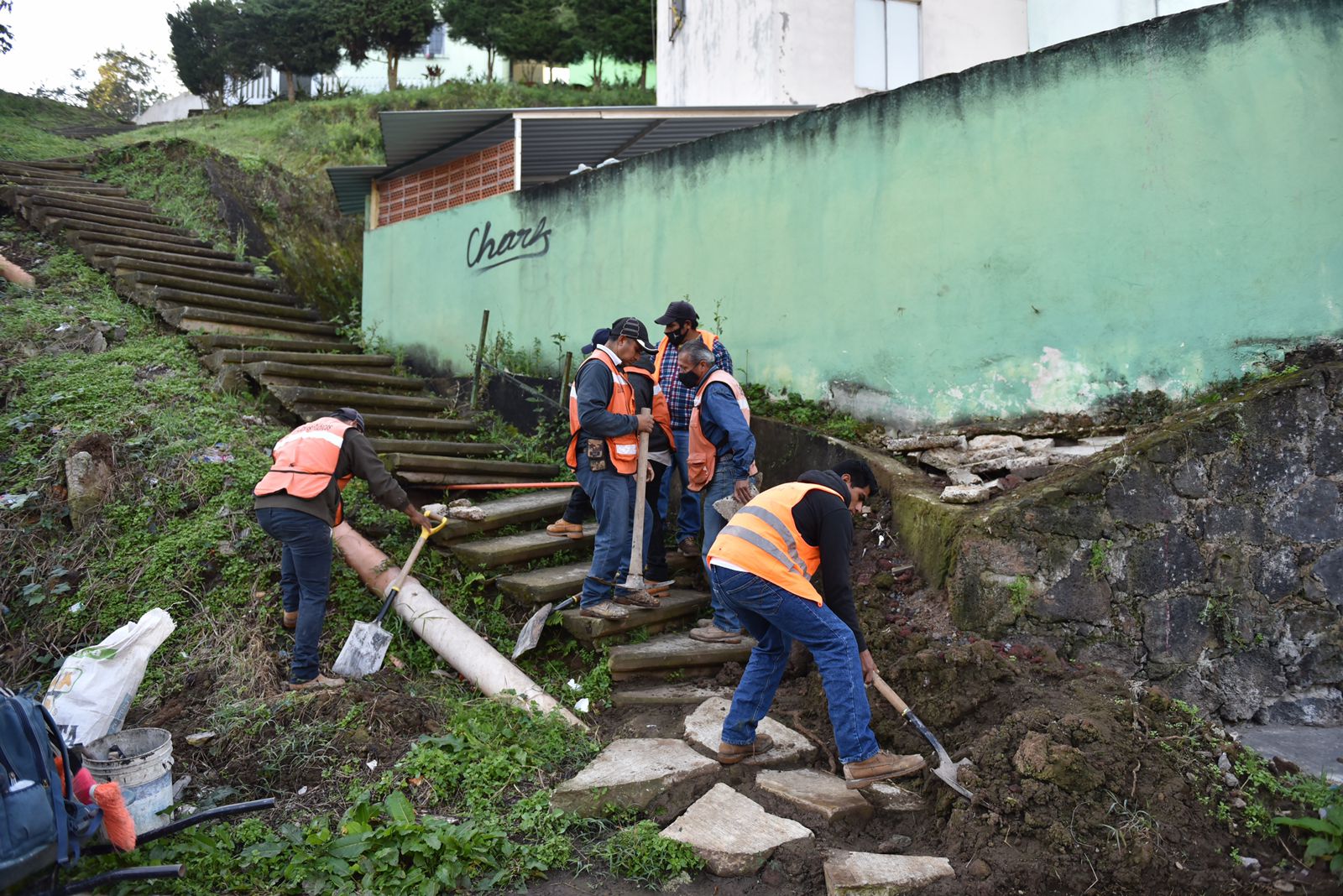 Invivienda continúa trabajando con muros de contención en unidades habitacionales de Xalapa