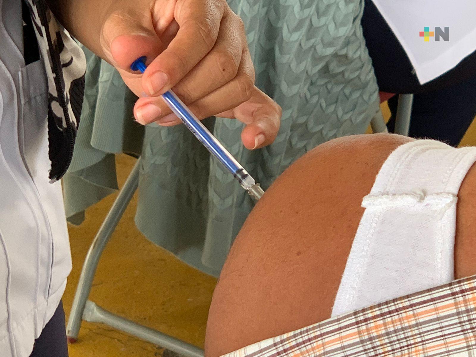 Inicia vacunación de refuerzo antiCovid en región de Naolinco para mayores de 50 años