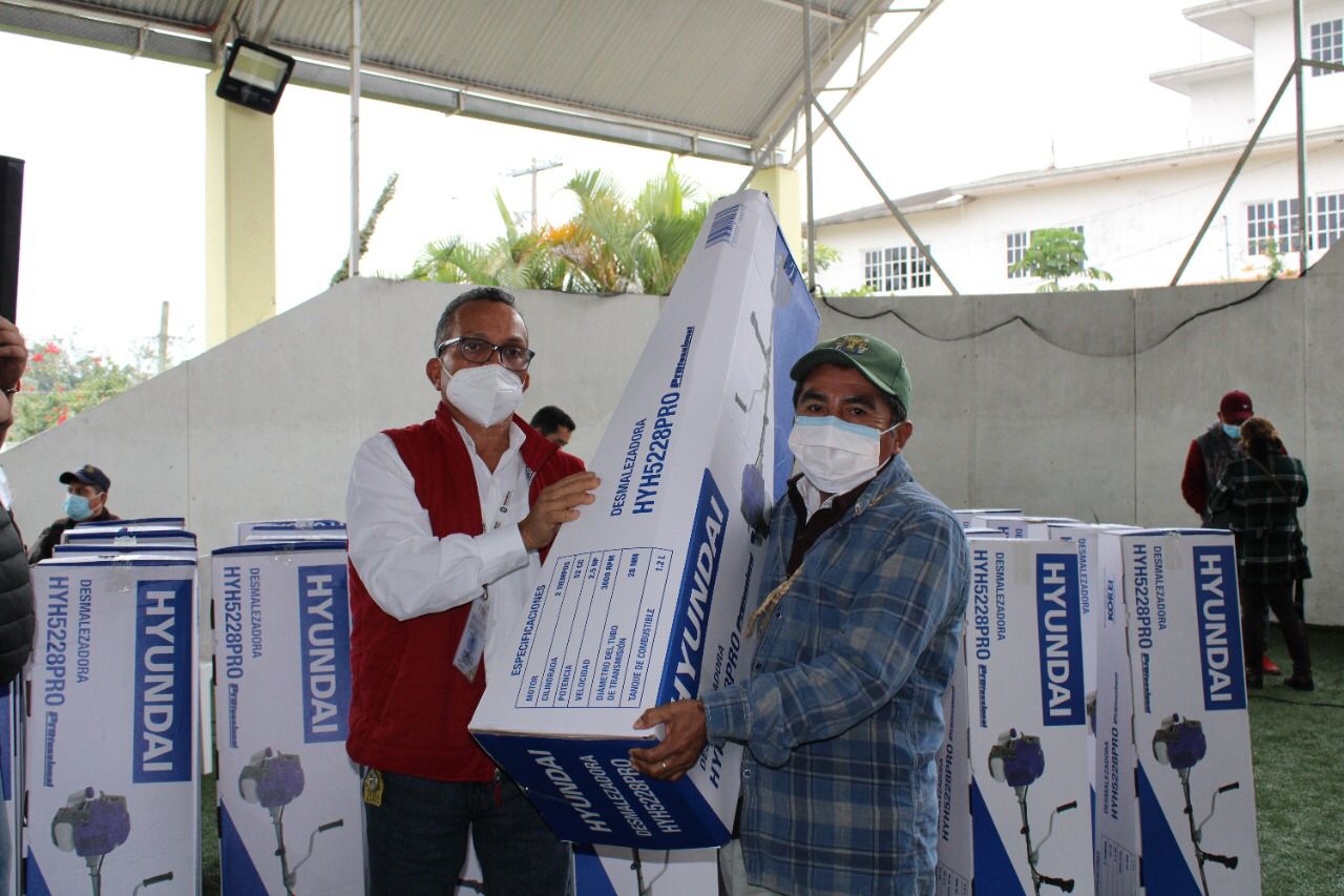 Reciben campesinos de Papantla equipos para fumigar y limpiar sus parcelas