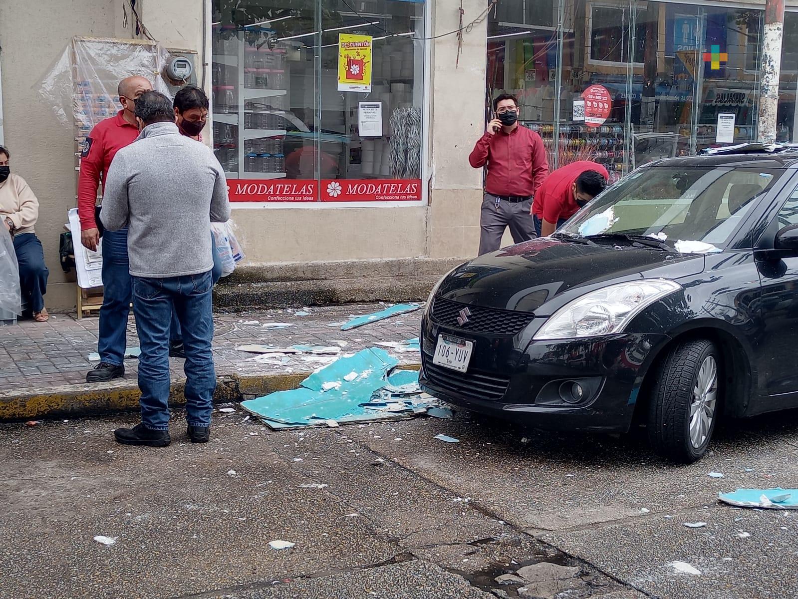 Fachada de tienda cae sobre automóvil en Coatzacoalcos