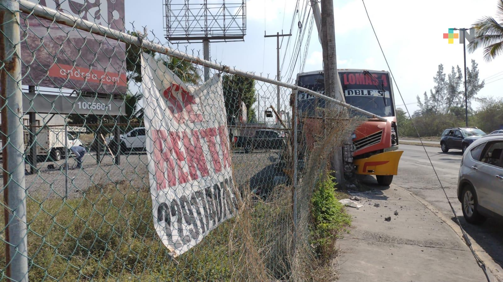 Exceso de velocidad en transporte público provoca accidente