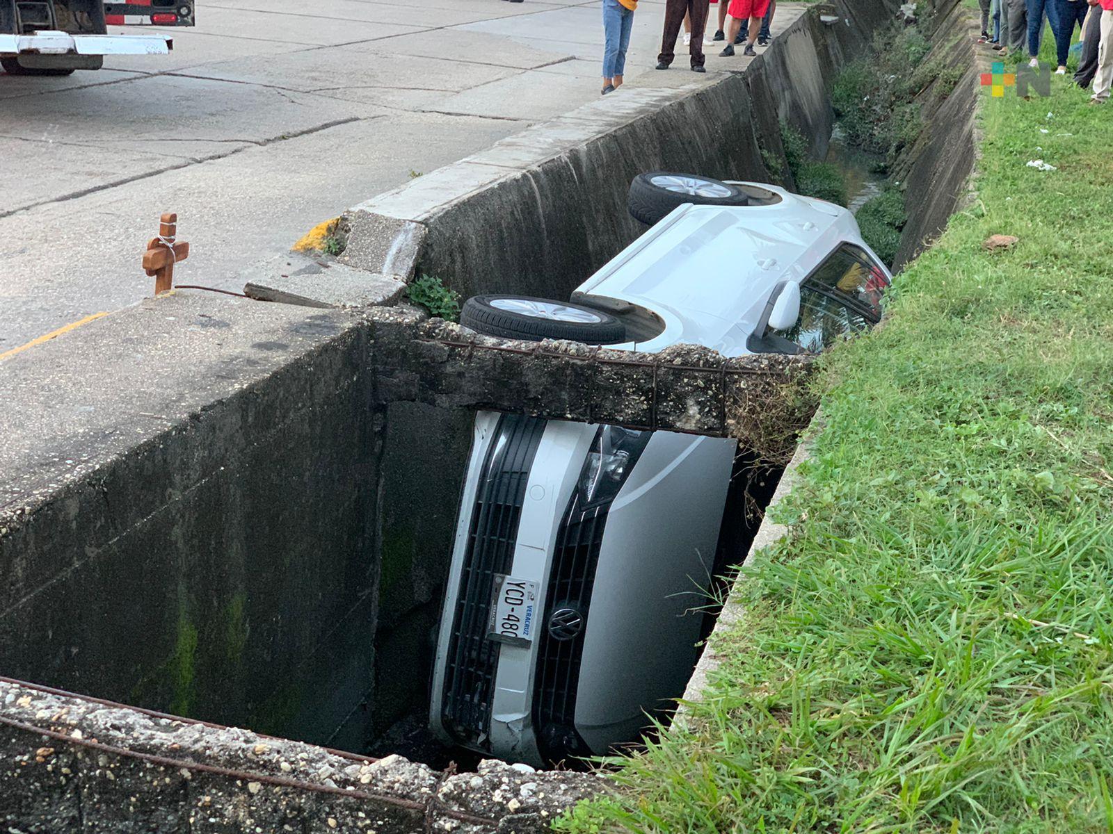 En Coatza, automóvil cayó en canal de aguas negras