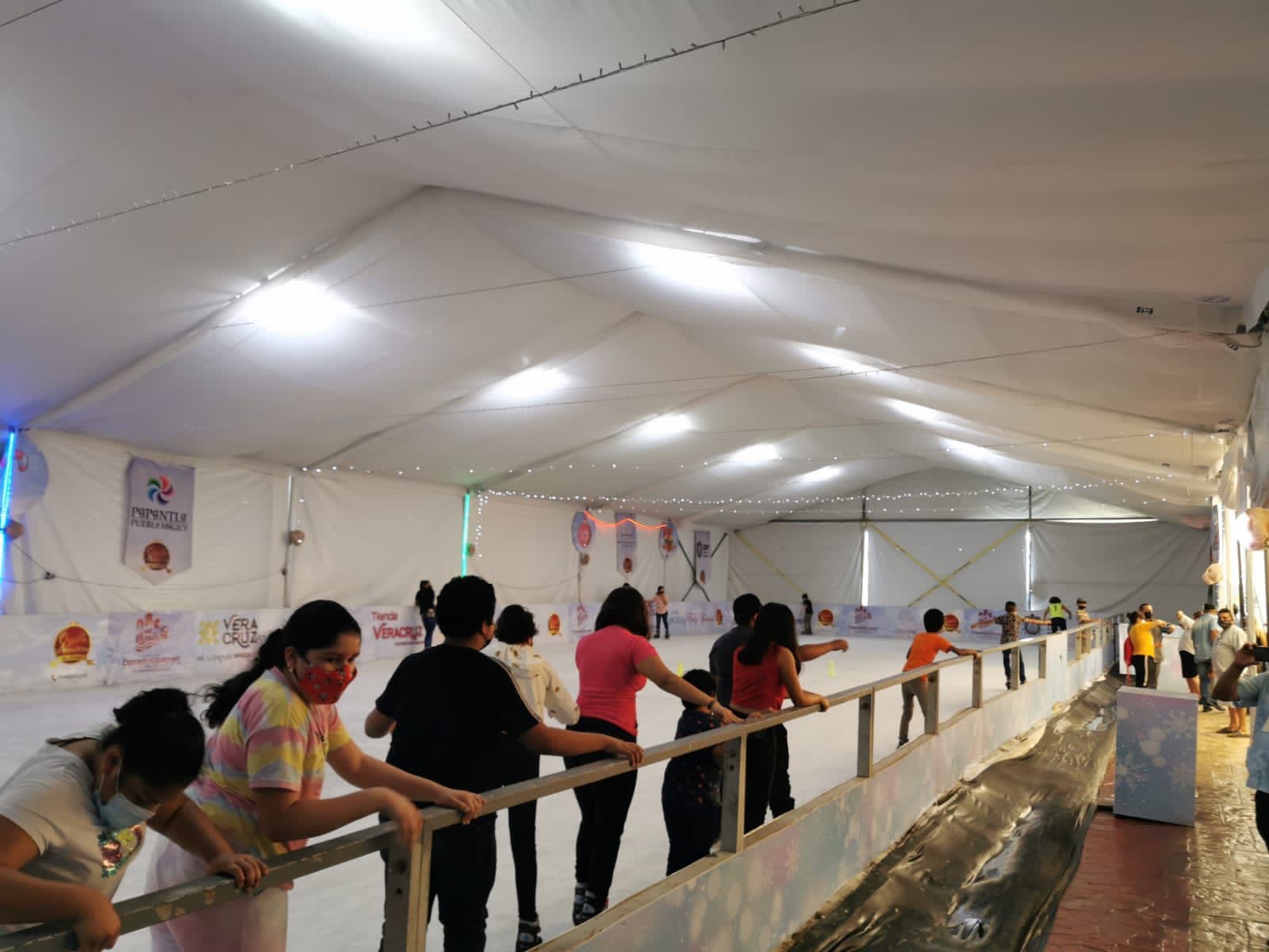 Más de 3 millones de visitantes se esperan en pistas de hielo instaladas en el estado de Veracruz: Iván Martínez