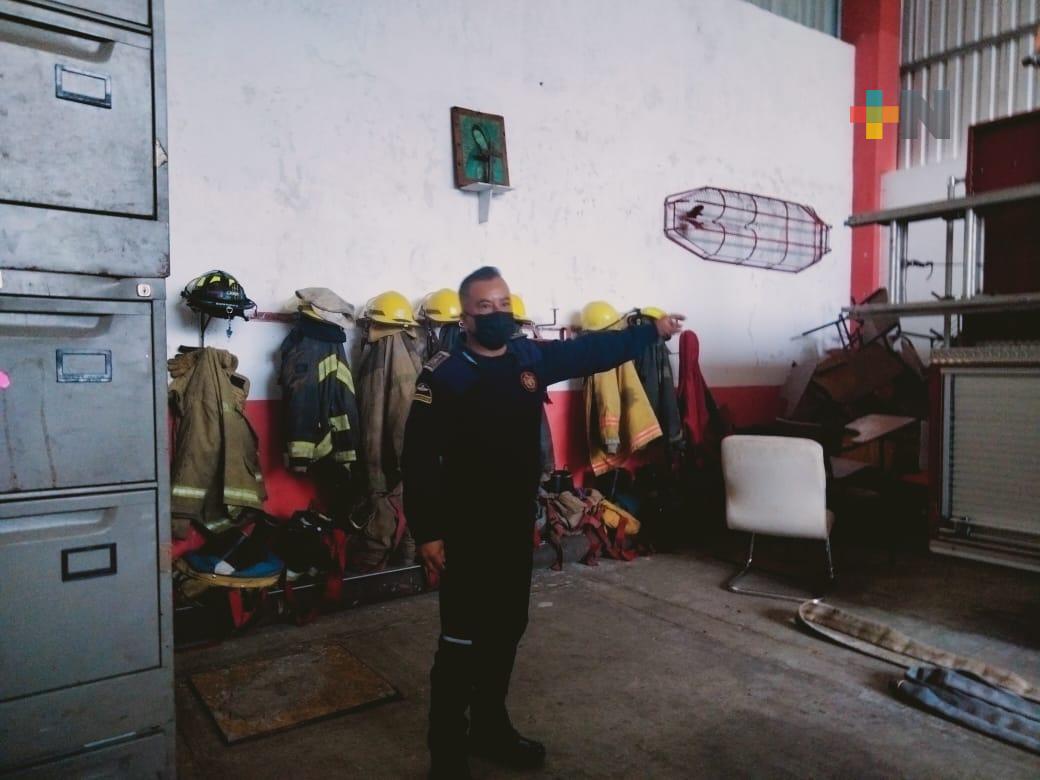 Bomberos de Coatepec ofertan mobiliario de oficina y celulares para obtener recursos
