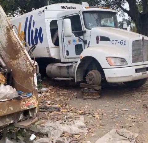 Administración de Hipólito Deschamps dejó camiones recolectores de basura descompuestos en Medellín