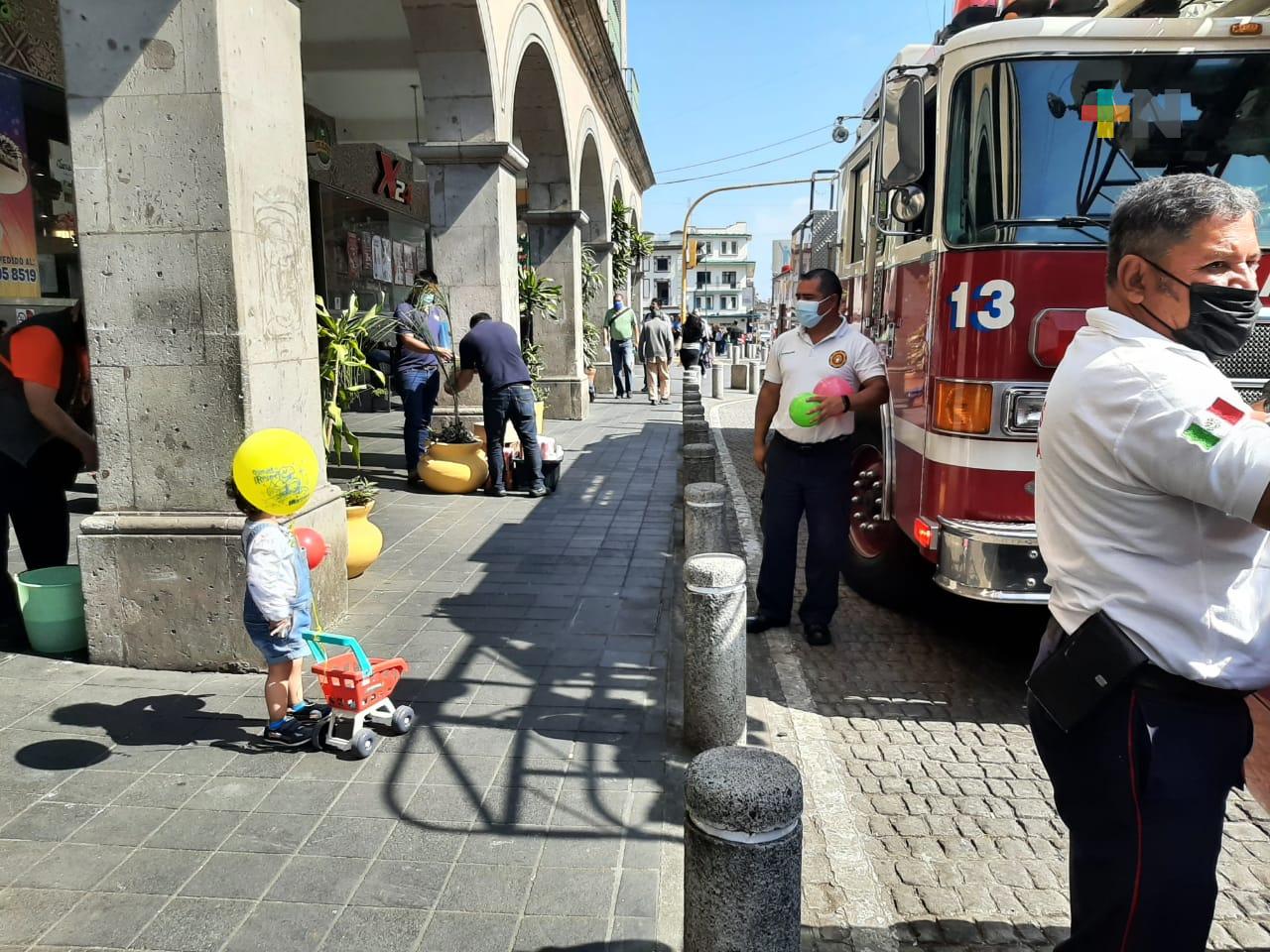 En calles de Xalapa, bomberos regalan pelotas y dulces a niños