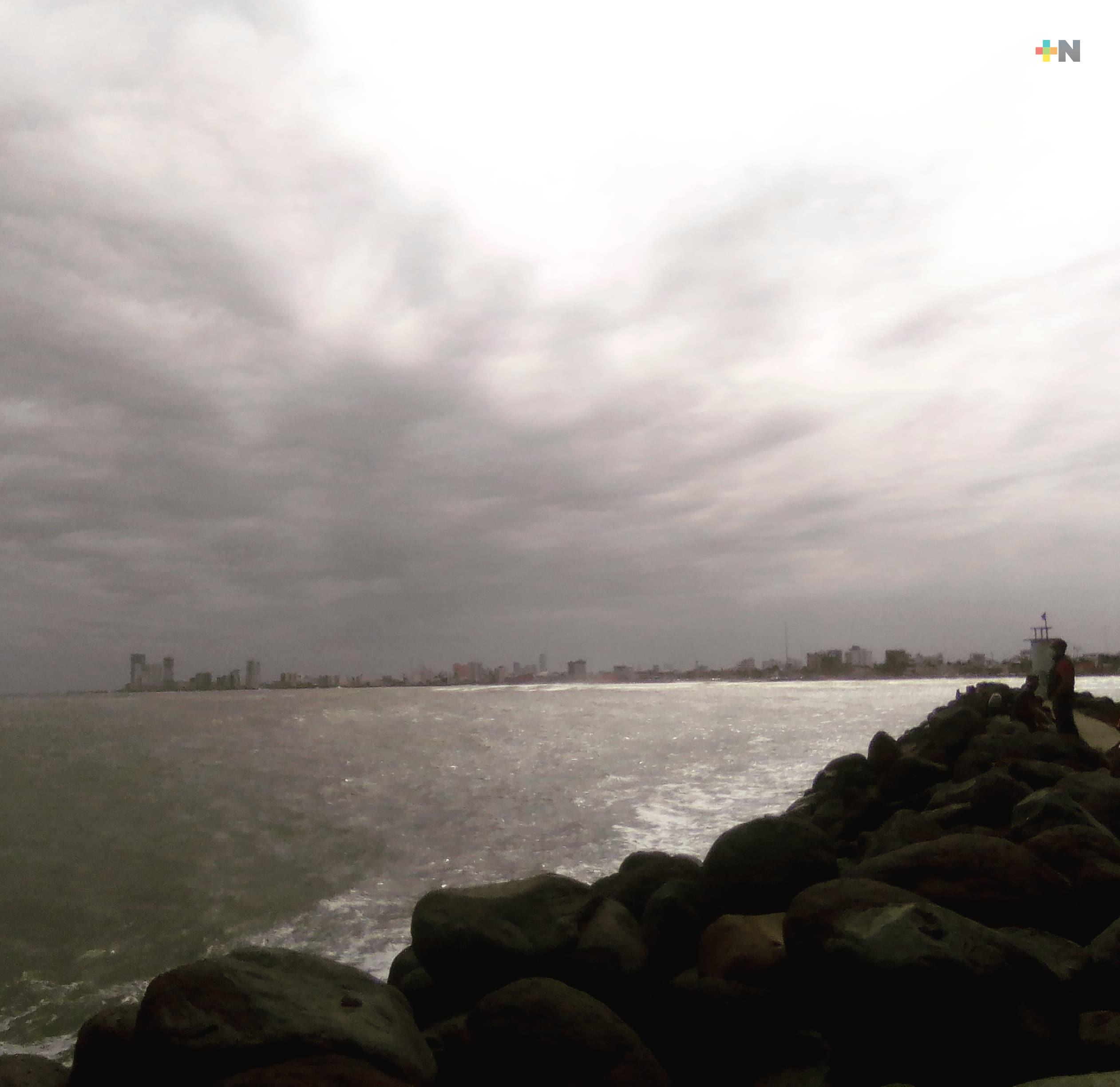 Lluvia y vientos sin afectaciones a la población en ciudad de Veracruz