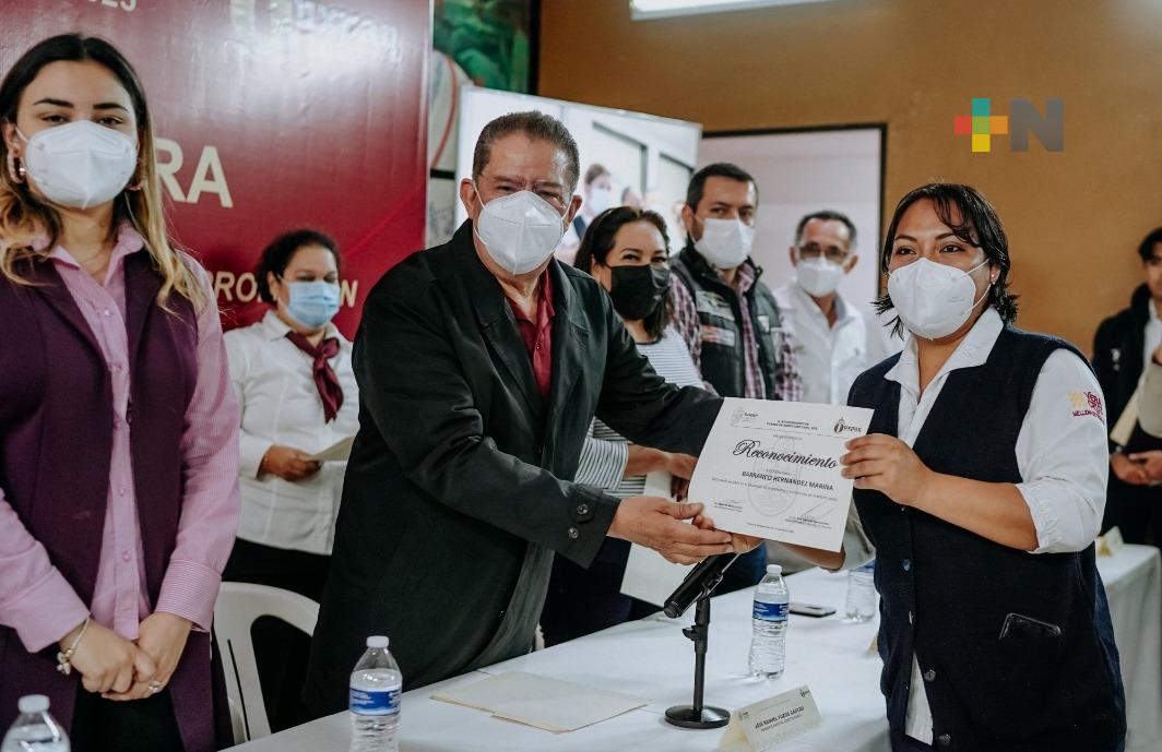 Entregan reconocimientos a enfermeros y enfermeras de Tuxpan