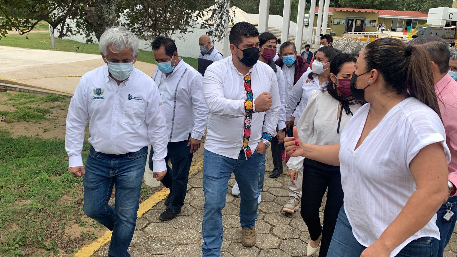 Continúa Zenyazen Escobar supervisando vacunación a docentes en Coaztacoalcos