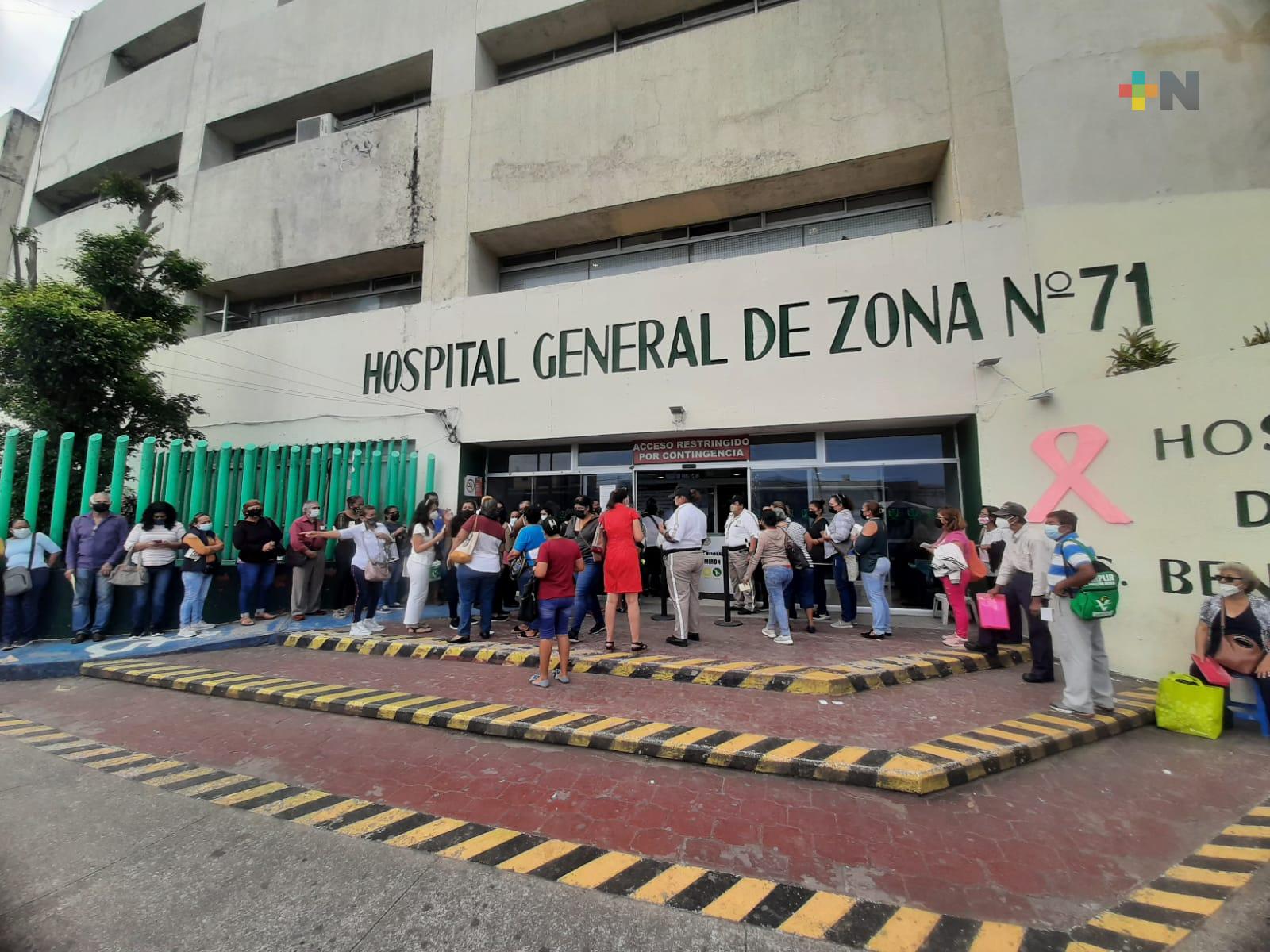 Derechohabientes del IMSS realizan largas filas debido a la caída del sistema